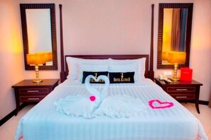 Roupas de cama premium, cofres nos quartos, individualmente decorados