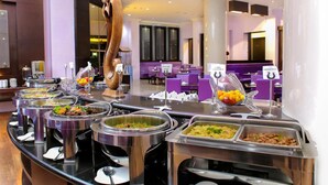 朝食、ランチ、ディナーに営業