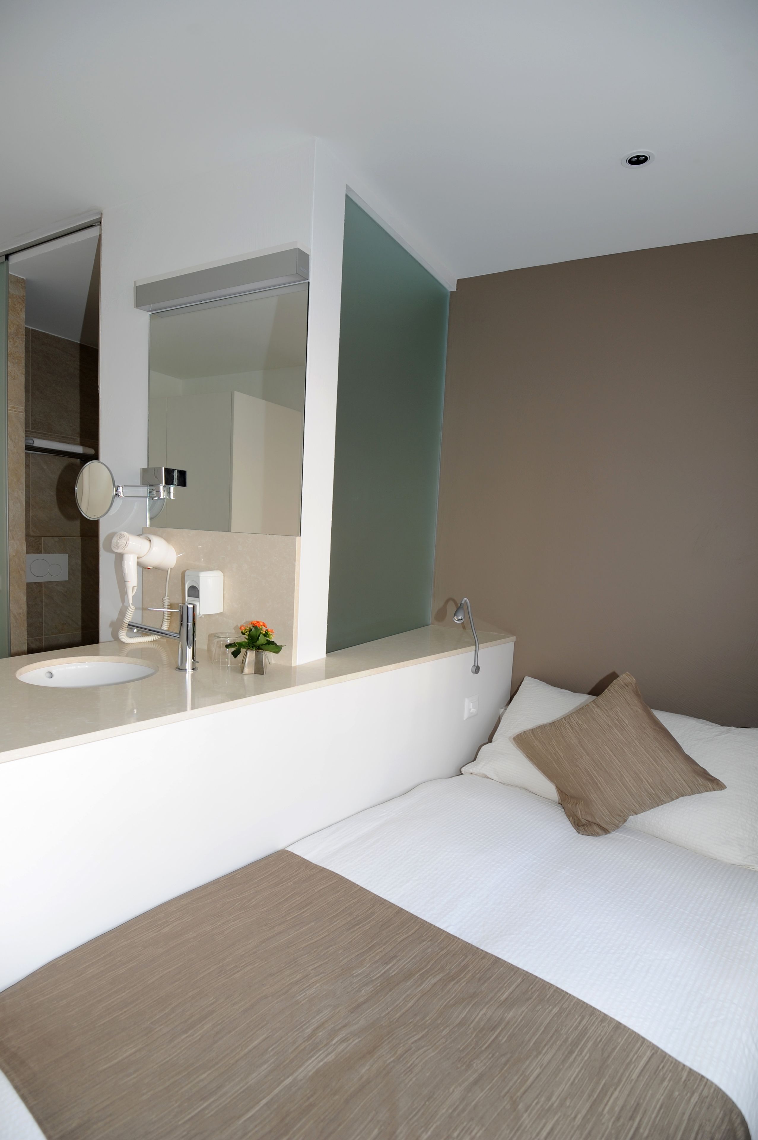 single room | 1 bedroom, minibar, in-room safe, desk