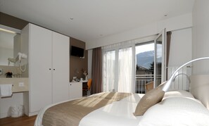 Dreibettzimmer | Minibar, Zimmersafe, Schreibtisch, Babybetten