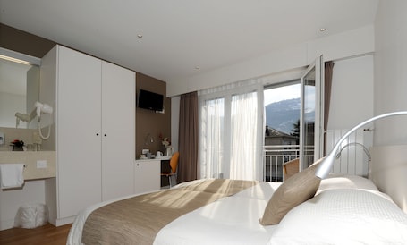 Minibar, caja de seguridad en la habitación, escritorio y cunas . Hôtel Elite