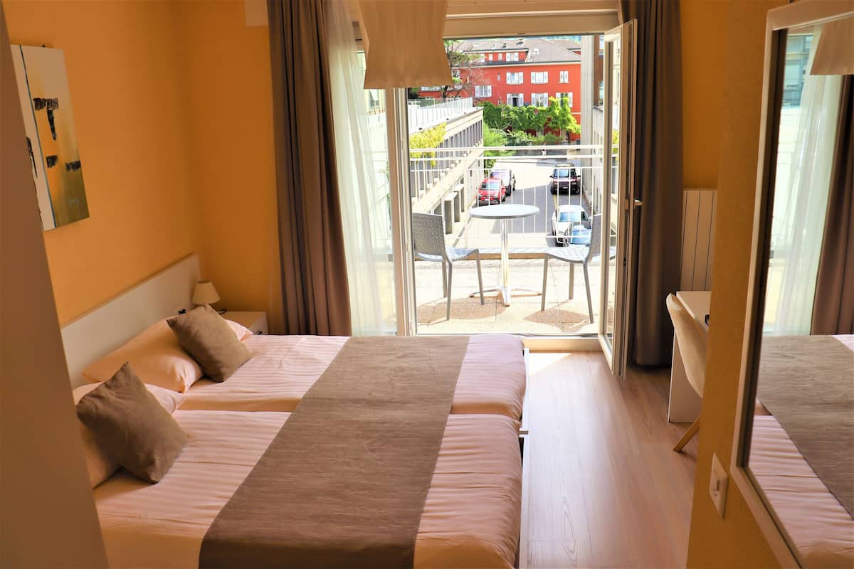 double room | 1 bedroom, minibar, in-room safe, desk