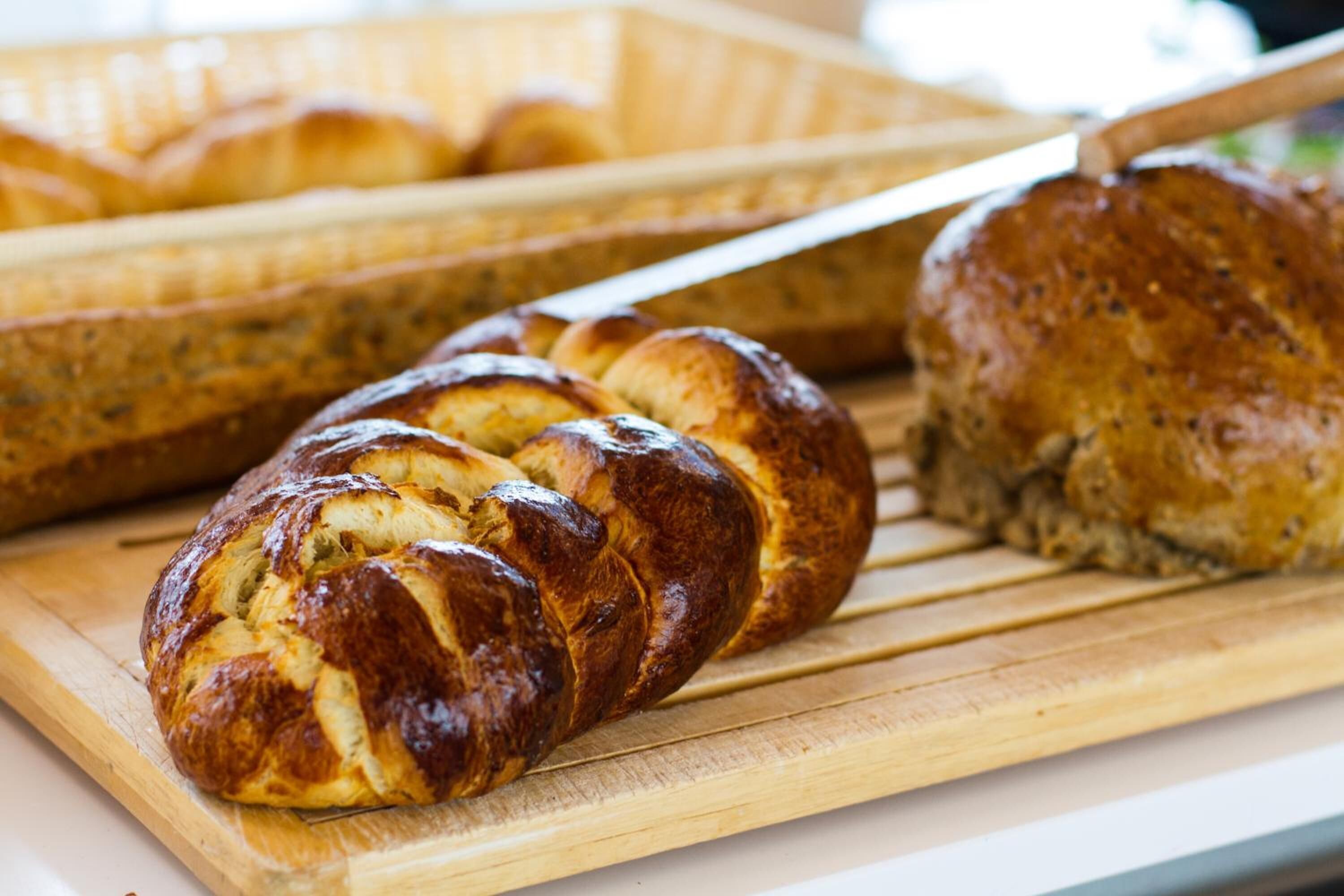 Ein Brot auf einem Holzschnittbrett.