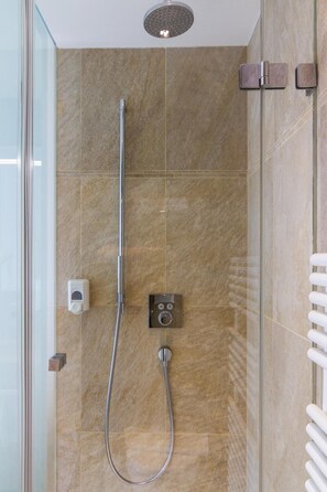 Buồng tắm vòi sen, khăn tắm 