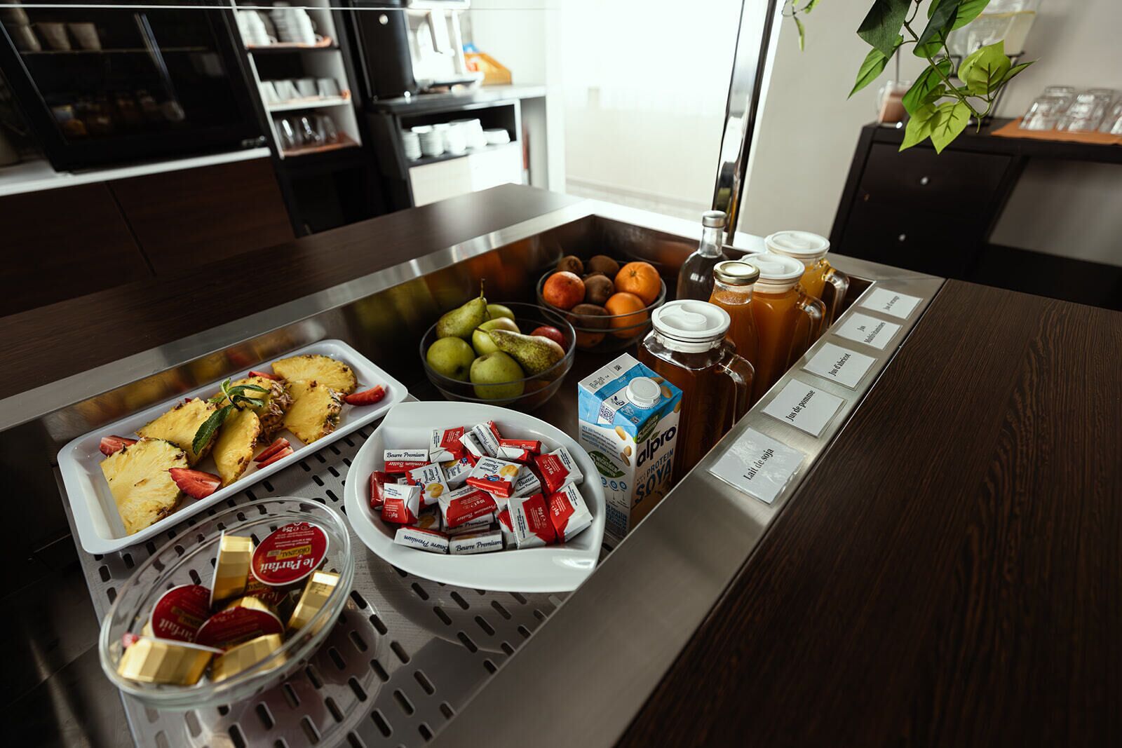 Un bufé de desayuno con frutas, pasteles y bebidas.