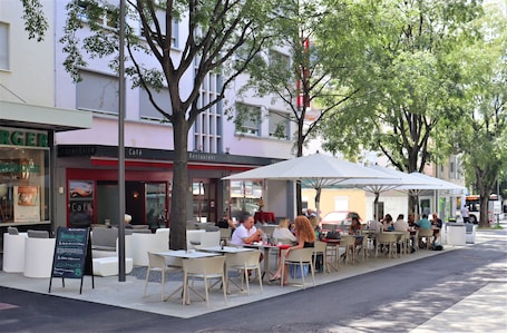 Se sirven cenas y cocina regional. Hôtel Elite