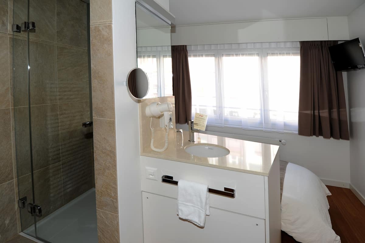 Een minibar, een kluis op de kamer, een bureau, babybedden