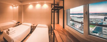 Quarto triplo | Escrivaninha, berços grátis, camas extras/dobráveis (sobretaxa)