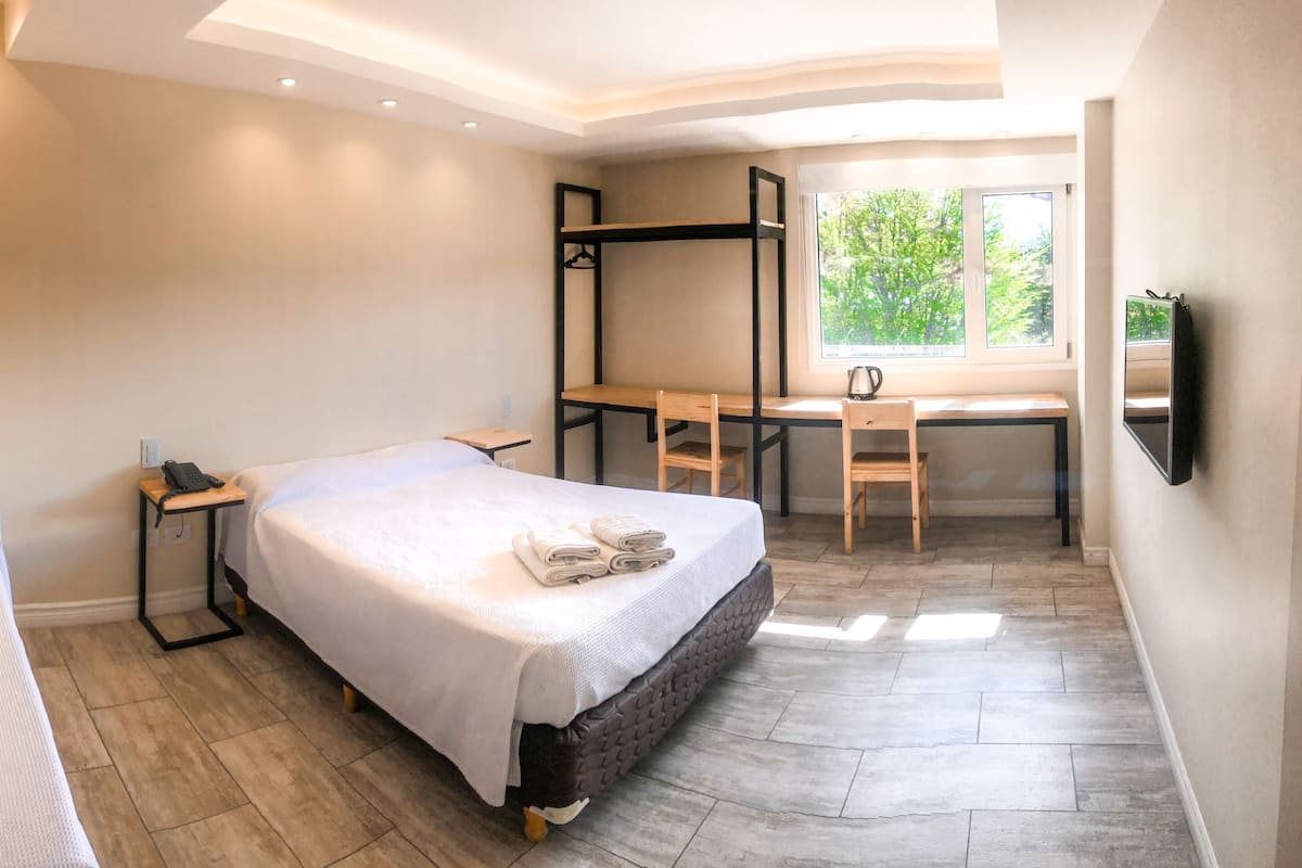 Driepersoonskamer | Een bureau, gratis babybedden, extra bedden, gratis wifi