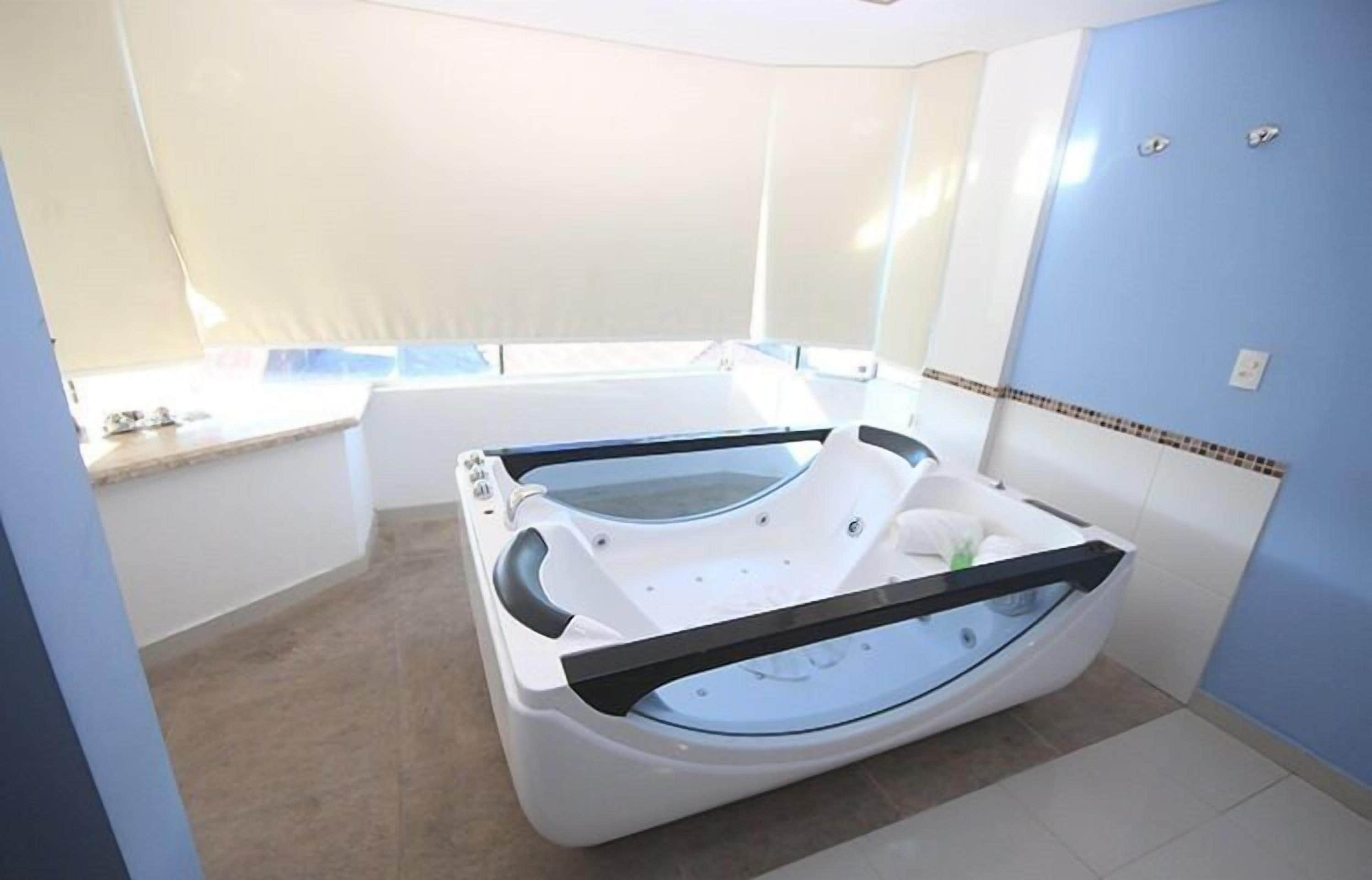 ميني بار وخزنة داخل الغرفة وستائر تعتيم وواي فاي مجانًا