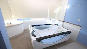 Dobbeltrom – honeymoon | Minibar, safe på rommet, blendingsgardiner og wi-fi (inkludert)