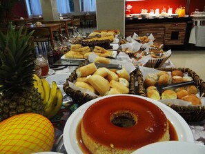 Free daily buffet breakfast - Emirates Hotel & Suítes (Santana do Livramento)