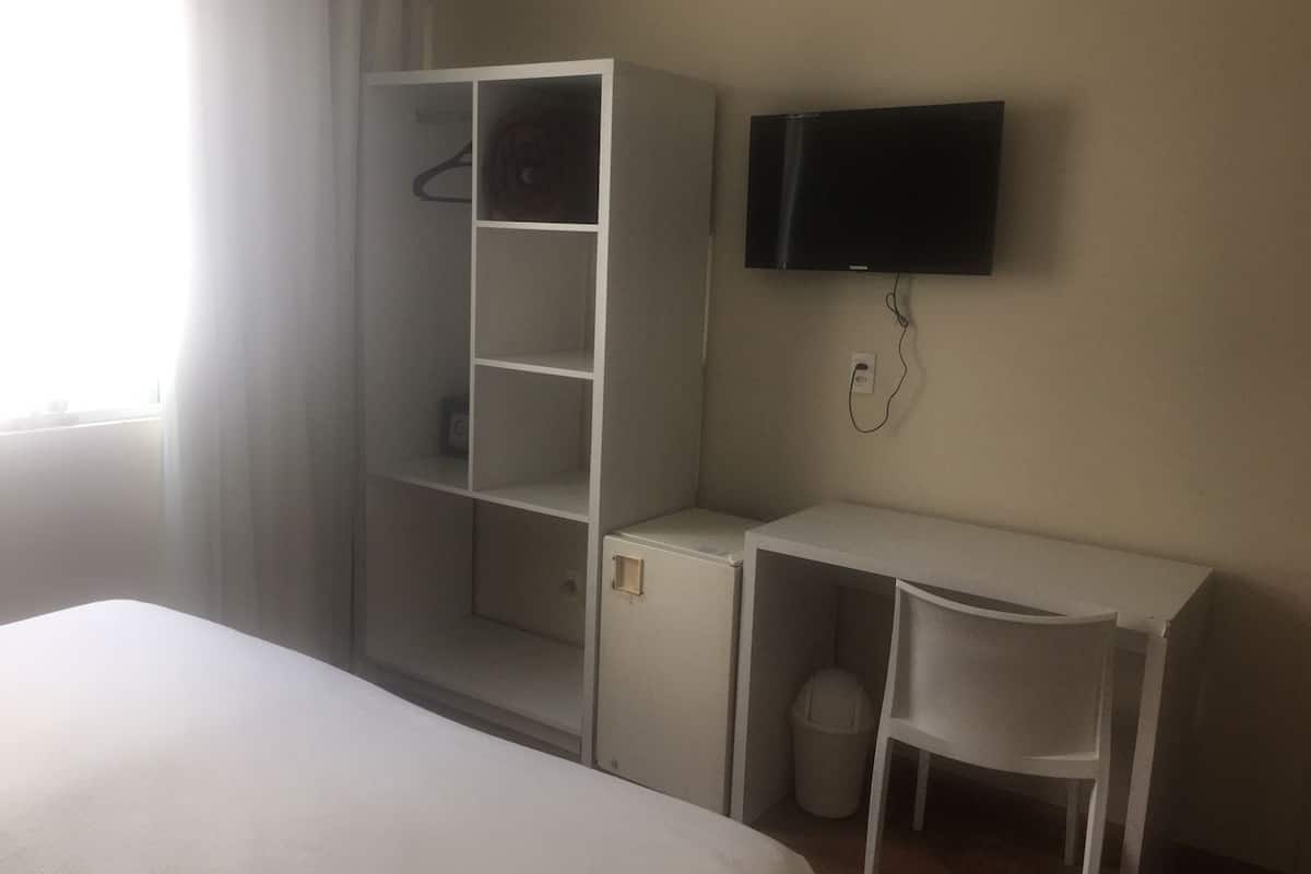 Standard-Doppelzimmer | Minibar, Zimmersafe, Verdunkelungsvorhänge, kostenloses WLAN