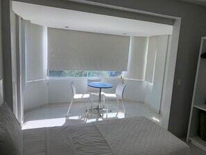 32-inch LCD TV with cable channels, TV - Emirates Hotel & Suítes (Santana do Livramento)