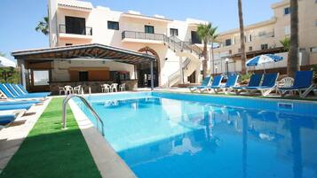 Outdoor pool, pool umbrellas, sun loungers