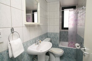 Een haardroger, handdoeken