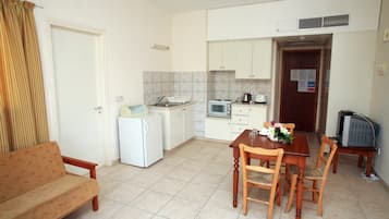 Refrigerador, parrilla de estufa y cafetera y tetera