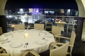 5 restaurants, breakfast, lunch, dinner served; seafood 