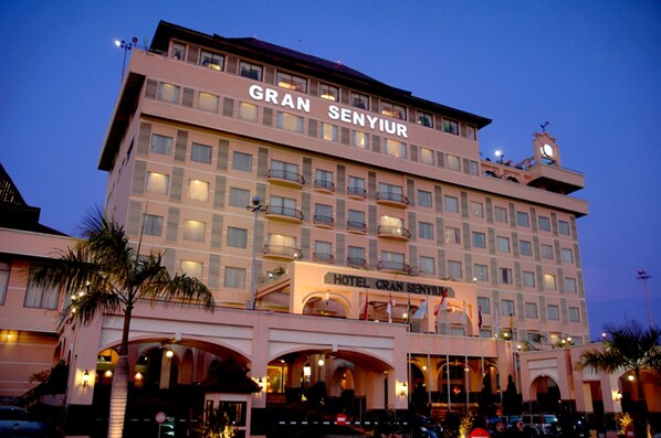 A hotel with multiple floors, balconies, and a prominent clock tower. - Gran Senyiur Hotel (Balikpapan)