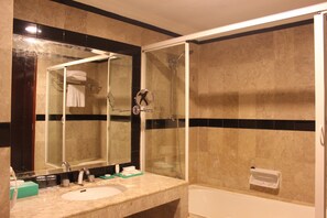 Deluxe Room | Bathroom | Free toiletries, hair dryer, bathrobes, slippers - Gran Senyiur Hotel (Balikpapan)