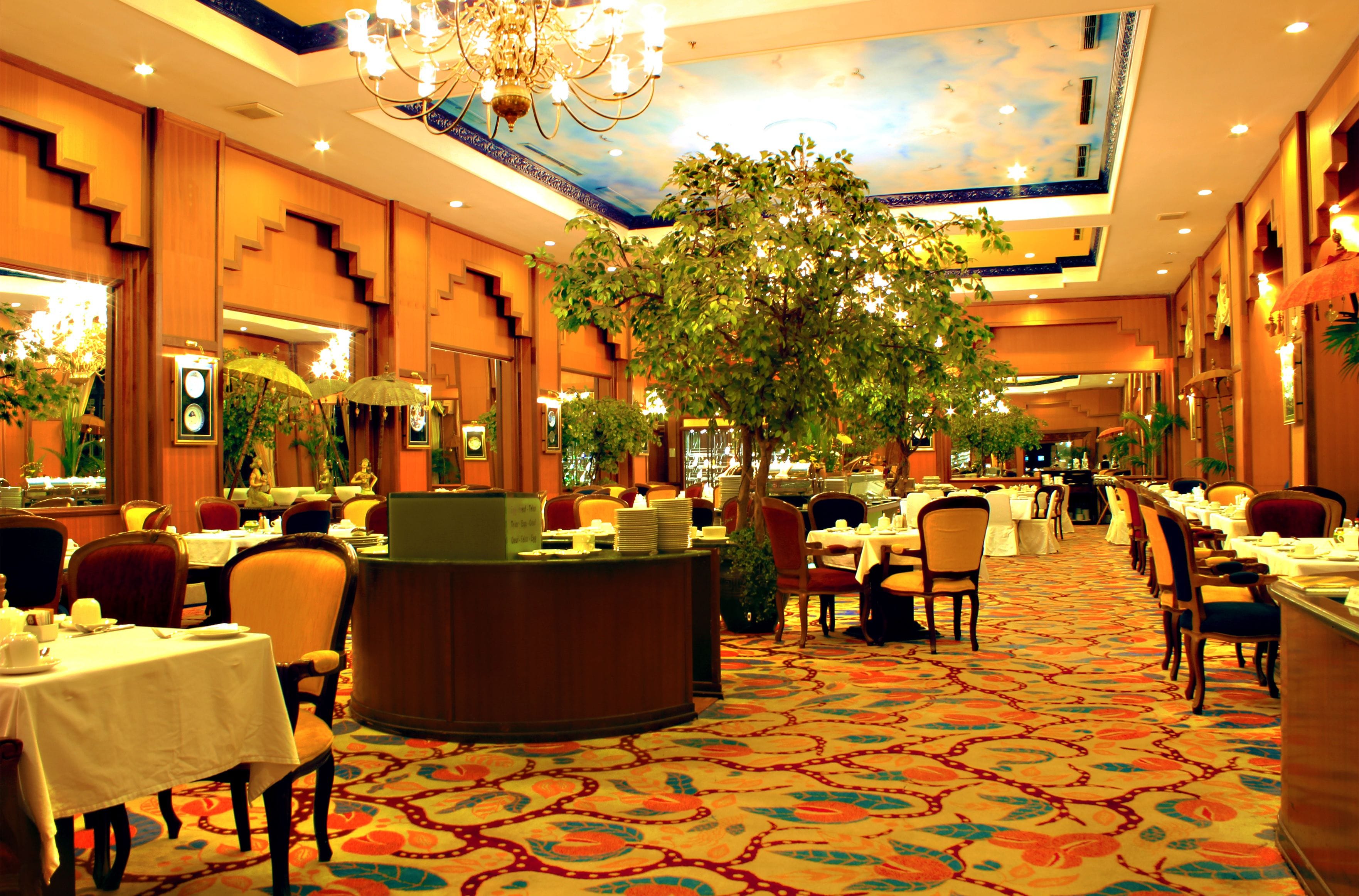 5 restaurants, breakfast, lunch, dinner served; seafood