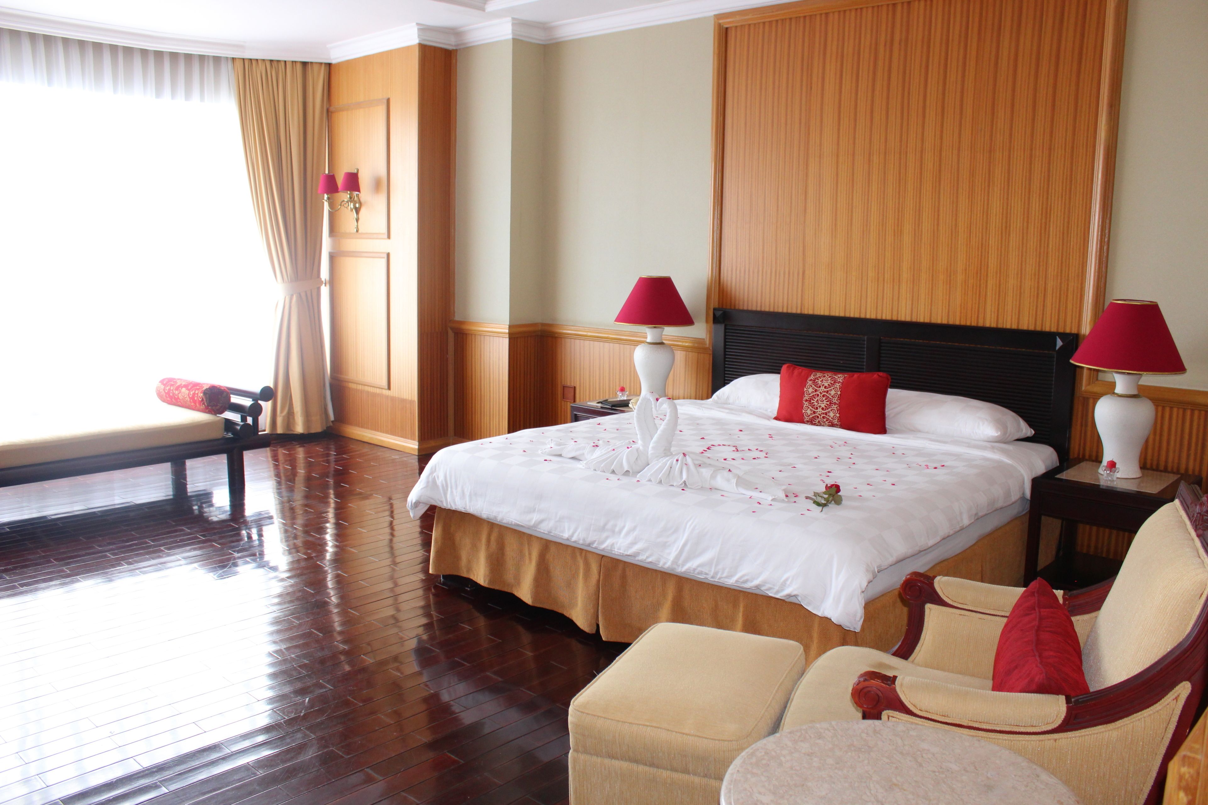 Deluxe Room | Premium bedding, in-room safe, individually decorated, desk