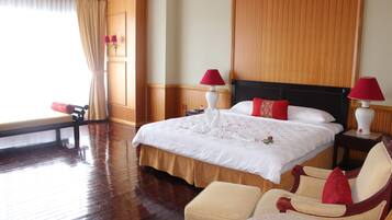 Deluxe Room | Premium bedding, in-room safe, individually decorated, desk