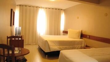 Quarto triplo standard | Frigobar, cortinas blackout, Wi-Fi de cortesia