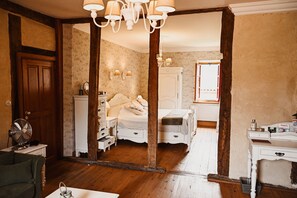 Suite, baño privado (Romance) | 1 habitación, ropa de cama de alta calidad y decoración personalizada