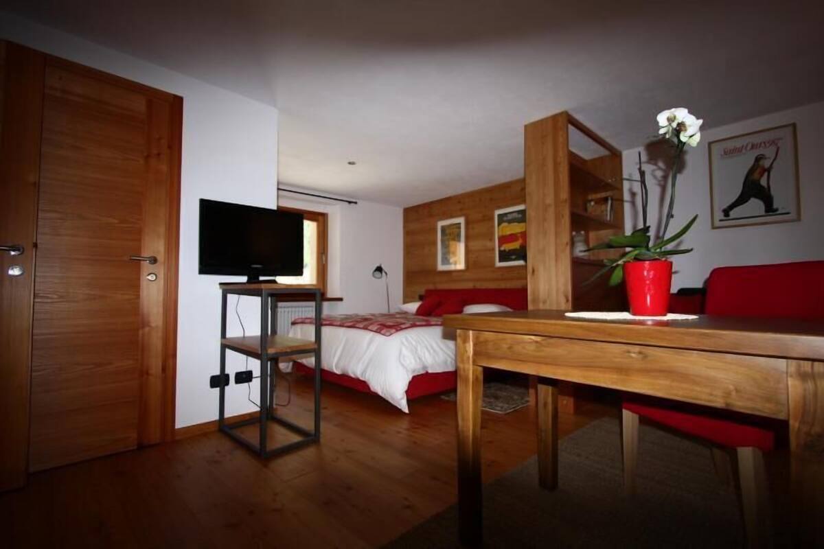 Desk, free cots/infant beds, rollaway beds, free WiFi
