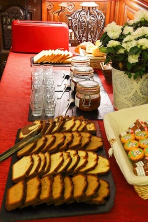 Tägliches Frühstücksbuffet gegen Gebühr