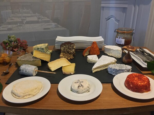 Lunch and dinner served, French cuisine - Hôtel de France (Douarnenez)