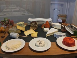 Se sirven almuerzos y cenas, cocina francesa