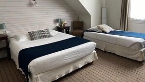 In-room safe, desk, free cots/infant beds, rollaway beds - Hôtel de France (Douarnenez)