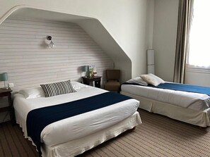 In-room safe, desk, free cots/infant beds, rollaway beds - Hôtel de France (Douarnenez)
