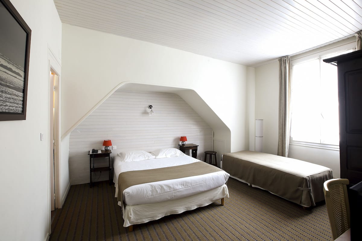 Standard Triple Room, 1 Bedroom | In-room safe, desk, free cribs/infant beds, rollaway beds