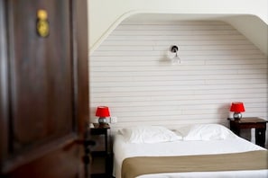 Standard-Dreibettzimmer, 1 Schlafzimmer | Zimmersafe, Schreibtisch, kostenlose Babybetten, Zustellbetten