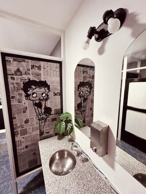 Dusche, Seife, Shampoo, Toilettenpapier