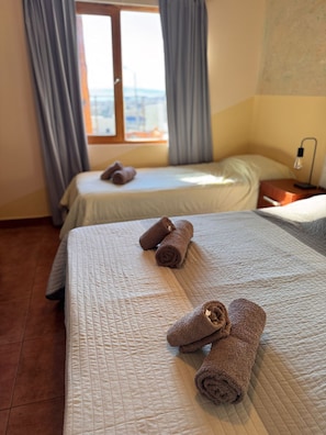 Cabaña familiar, 1 habitación, cocineta, vista al lago | 1 habitación y wifi gratis 