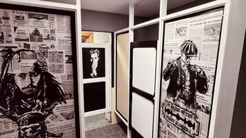 Een douche, zeep, shampoo, toiletpapier