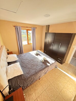 مساحة عمل للكمبيوتر المحمول وستائر تعتيم وواي فاي مجانًا وملاءات أسرّة