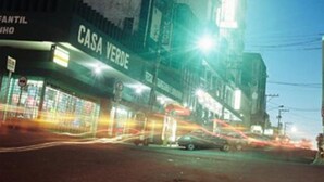 Um edifício com uma placa que diz "HOTEL VERDE PLAZA HOTEL" e outra placa para "CASA VERDE".