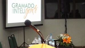 Uma sala de conferências com uma tela de projetor exibindo 