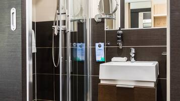 Standaard kamer | Badkamer | Een douche, gratis toiletartikelen, handdoeken