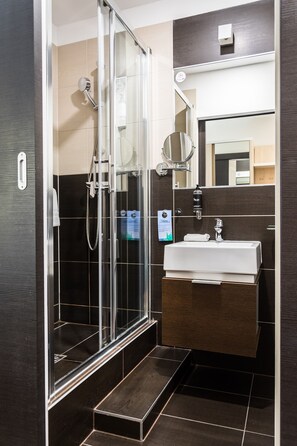 Small dbl room | Baño | Ducha, artículos de higiene personal gratuitos y toallas