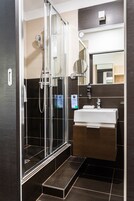Small dbl room | Baðherbergi | Sturta, snyrtivörur án endurgjalds, handklæði
