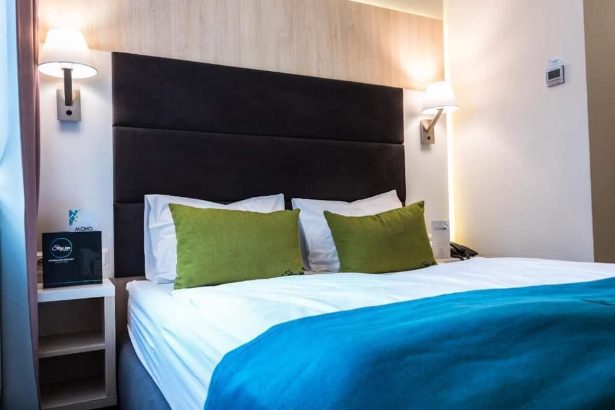 Egyptian cotton sheets, premium bedding, in-room safe, desk