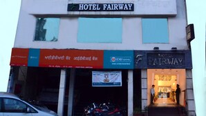 Un edificio con un letrero que dice "Hotel Fairway".