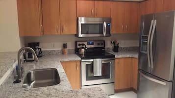 Private kitchen | Fridge, microwave, oven, dishwasher