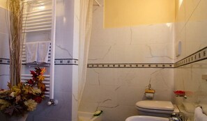 Double Room, Garden View | Bathroom